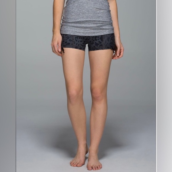 Lululemon Hot Hot Short size 6 - Picture 5 of 13